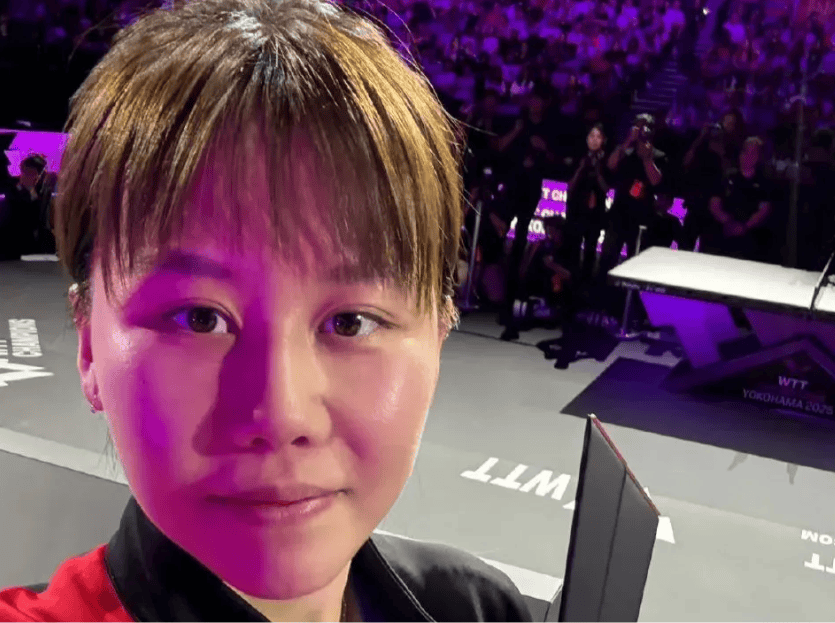 手逛街, 她穿着粉红