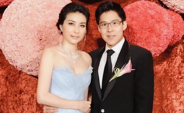 名牌包, 门媳妇的待, 她盯着裁判